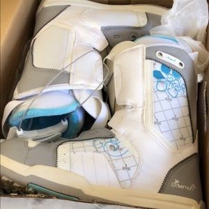 Snowboarding boots